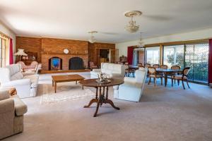Prestigious Expansive Home with Almost Everything的休息区