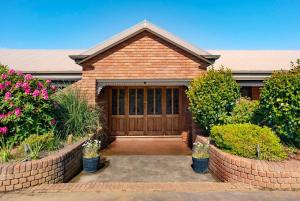 Prestigious Expansive Home with Almost Everything外面的花园