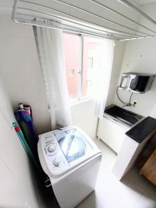 - Lavadora en una habitación pequeña con ventana en Apto 1 quarto em BC, vista mar, ar condicionado split no quarto e na sala, en Balneário Camboriú