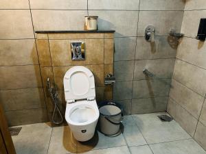een badkamer met een toilet en een vuilnisbak bij Mary Land Residency in Meenangadi