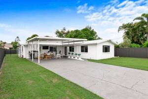 Casa blanca con patio y patio en Pet Friendly Beach House with pool - Sleeps 10, en Urangan