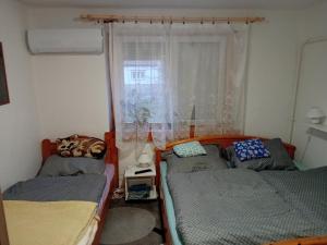Кровать или кровати в номере Taxis apartman