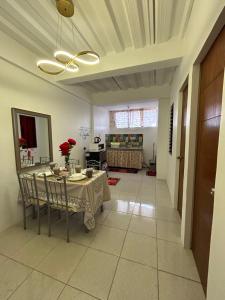 jadalnia ze stołem i krzesłami w pokoju w obiekcie Caishen Modern Affordable Apartelle 302 w mieście Silang