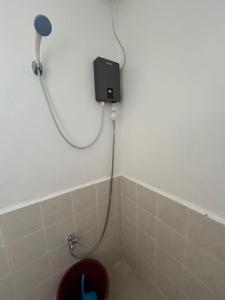 y baño con ducha. en Caishen Modern Affordable Apartelle 302, en Silang