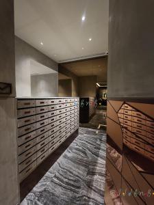 パタヤ・セントラルにあるEdge Central Pattaya by JJJの広い客室で、廊下(木製の仕切り付)が備わります。