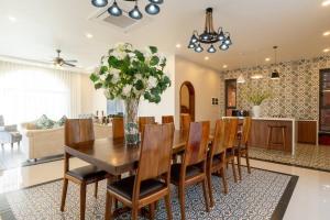 uma sala de jantar e cozinha com mesa e cadeiras em Amanda villa 4 Phan Thiết em Mui Ne