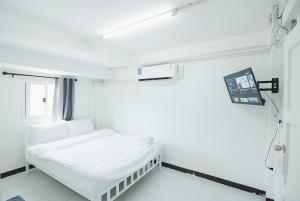 Habitación hospitalaria con cama y ventana en GO INN Rama3 โกอินน์ พระราม3, en Bang Khlo