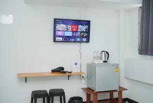 En tv och/eller ett underhållningssystem på GO INN Rama3 โกอินน์ พระราม3