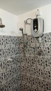 una ducha en un baño con cortina de ducha en Kouzi House, en Ahangama
