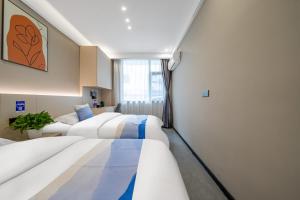 Voodi või voodid majutusasutuse Yue Lv Hotel toas