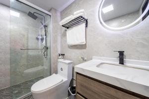 uma casa de banho com um WC, um lavatório e um chuveiro em Yozo Serviced Apartment em Xangai