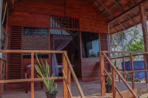Casa de madera con porche y escalera en Mr Fisherman, en Arugam Bay