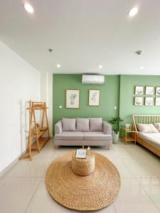 sala de estar con sofá y mesa en Bunny Bliss-Service Apartment, en Hanói