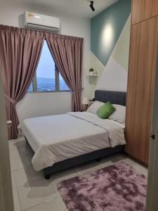 ein Schlafzimmer mit einem großen Bett und einem Fenster in der Unterkunft ZIYAD AL KHAYR HOMESTAY in Kajang