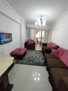 a living room with a couch and a table at شقه فندقيه بالإسكندرية in Alexandria