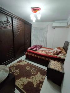 a small bedroom with a bed and a table at شقه فندقيه بالإسكندرية in Alexandria