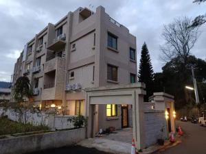 um grande edifício branco na lateral de uma rua em Dahu Yipinyuan B&B em Ta-hu