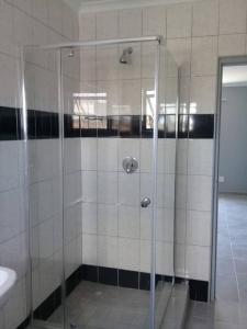 ハンティスバイにあるSTUNNING VACATION HOMEのバスルーム(ガラスドア付きのシャワー付)