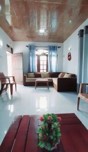 sala de estar con sofá y mesa en Dream Villa Madiha Srilanka, en Matara
