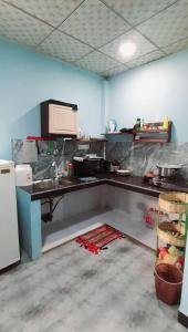 una cocina remodelada con una encimera en una habitación en Dream Villa Madiha Srilanka, en Matara