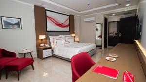 una camera d'albergo con letto, tavolo e sedie di Ramada Hotel Gilgit a Gilgit