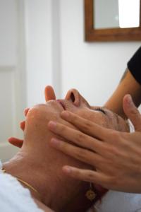 a man getting his head shaved by a therapist at Hôtel & Espace Bien-être La Maison du Lierre in Biarritz