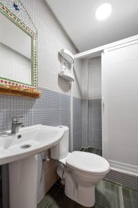 Koupelna v ubytování BAY Appartments Immssouane Bay 2 Bedroom Suite Ocean View Terrace
