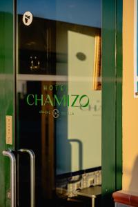 une porte en verre d'un panneau d'hôtel chanzzo dans l'établissement Hotel Chamizo, à El Arahal