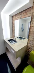 bagno con lavandino e specchio di Zimmer im Loft a Mannheim
