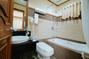 Bilik mandi di The Suites At Mount Malarayat +64 gambar