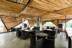 een restaurant met stoelen en tafels en een houten plafond bij Super OYO HotelÂ Galaxy in New Delhi