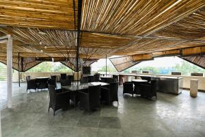 een eetkamer met tafels en stoelen in een gebouw bij Super OYO HotelÂ Galaxy in New Delhi