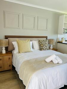 Tranquility Guesthouse tesisinde bir odada yatak veya yataklar