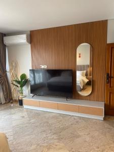 Una televisión o centro de entretenimiento en Luxury nile view apartment in maadi