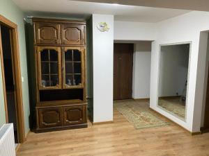Habitación con un gran armario de madera. en Apartament ultracentral Botis en Sighetu Marmaţiei