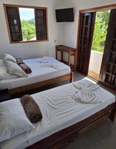מיטה או מיטות בחדר ב-Chapéu de Sol - Área Gourmet, TV, Internet, Roupas de Cama e Banho, Jardim, Horta e Pomar