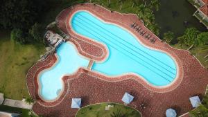 una vista aérea de una piscina en un complejo en The Suites At Mount Malarayat en Lipa