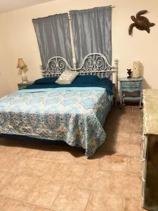 - une chambre avec un lit et une couette bleue dans l'établissement April ‘s Family Getaway, à Rockport