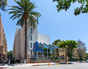 una palma di fronte a un edificio di Motel 6 Hollywood a Los Angeles