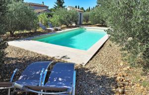 einen Pool mit zwei Gartenstühlen im Hof in der Unterkunft Li Vue Vent in Saint-Rémy-de-Provence