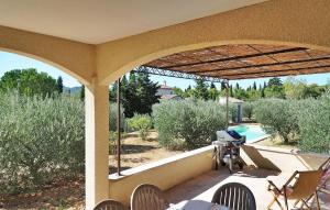 Blick auf eine Terrasse mit Kamera auf einer Veranda in der Unterkunft Li Vue Vent in Saint-Rémy-de-Provence