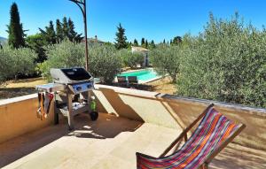 einen Grill auf einem Balkon neben einem Stuhl in der Unterkunft Li Vue Vent in Saint-Rémy-de-Provence + 23 Fotos