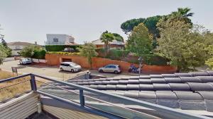 - une vue sur un parking avec des voitures dans l'établissement PREMIUM HABITAT DEL VARADOR, à Arenys de Mar