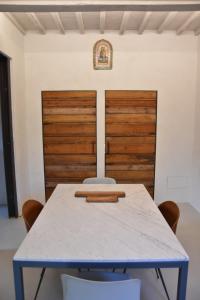 uma mesa azul com duas portas de madeira num quarto em Il Giardino Di Dinda em Arezzo