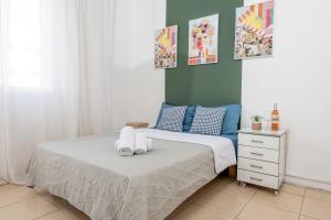 um quarto com uma cama com toalhas em Godson down town em Haifa