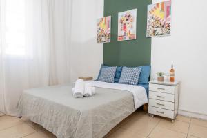 een slaapkamer met een bed met handdoeken erop bij Godson down town in Haifa