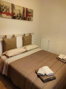 1 dormitorio con 1 cama grande y toallas. en Michelle Apartment, en Bari