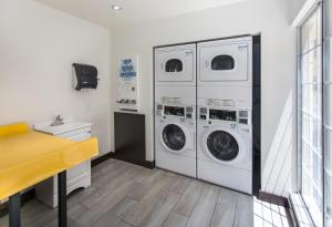 Kuchyň nebo kuchyňský kout v ubytování Motel 6 Hollywood