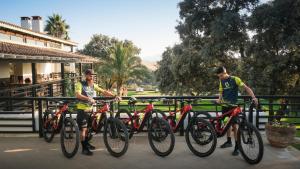 twee mannen die naast een stel fietsen staan bij The Lodge Ronda in Ronda