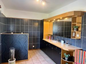 un bagno con lavandino e specchio di Oneux Village a Theux